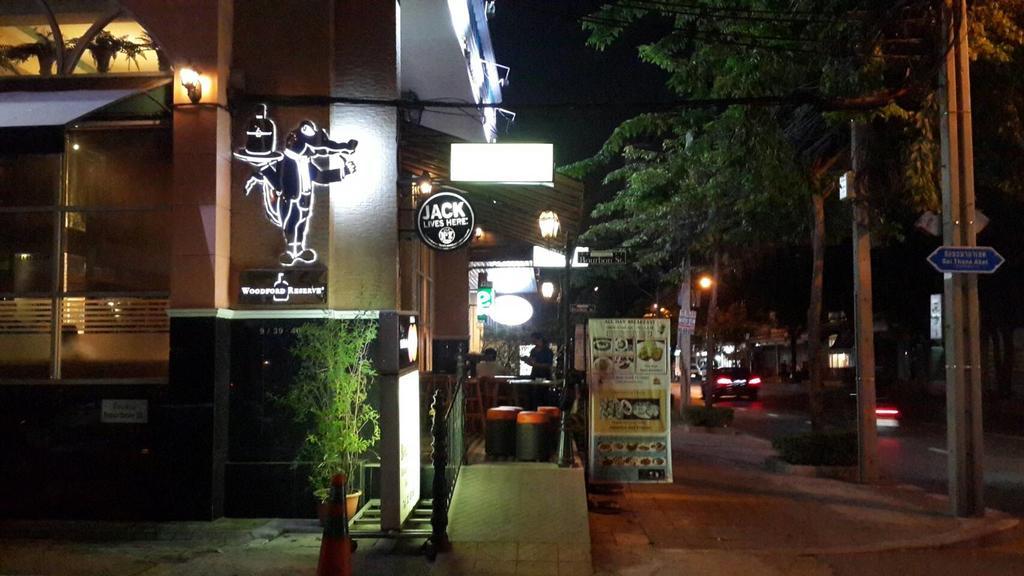 Отель De Sky Sukhumvit Ekkamai Бангкок Экстерьер фото